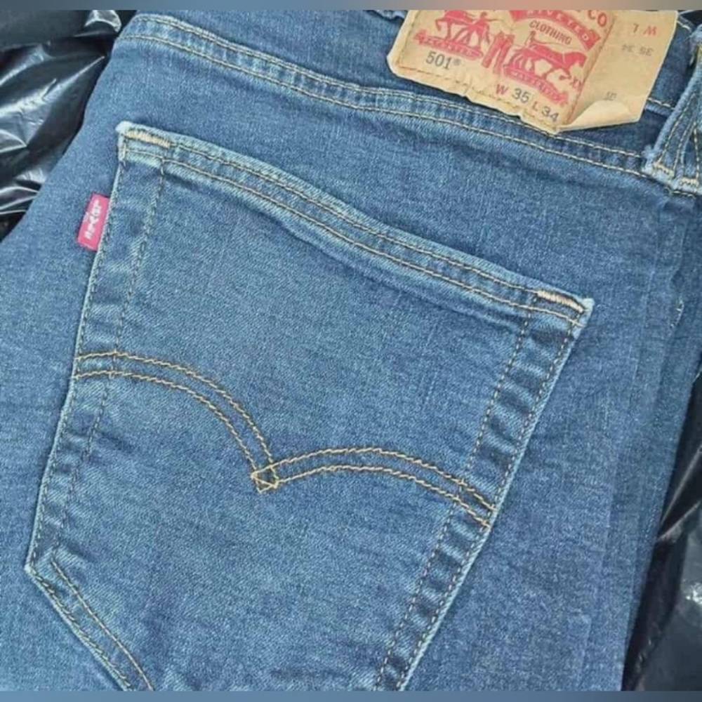 Levi's Classic Blue Jeans with Signature Stitching